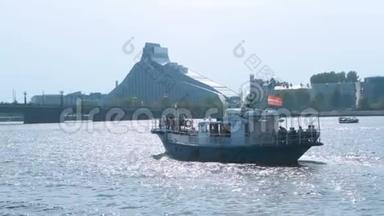 摩托艇游船在河上载游客，小河渡口周末避暑旅游景点里加